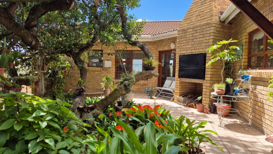 3 Bedroom Property for Sale in Stilbaai Wes Western Cape